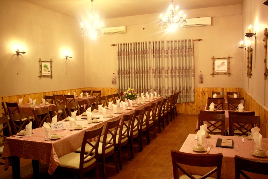   Tư Trì có không gian riêng phục vụ cả karaoke, giúp khách hàng vừa thưởng thức món ăn vừa ca hát, giải trí.  