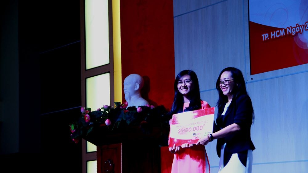 Hình 8_Giải huấn luyện viên xuất sắc được trao cho cô Nguyễn Thị Hảo, người góp phần không nhỏ làm nên chiến thắng của đội Red Wolf