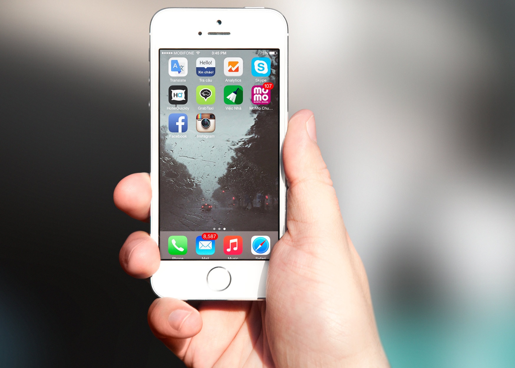 Ứng dụng MoMo tích hợp trên điện thoại, giúp thanh toán dễ dàng gần 50 dịch vụ.