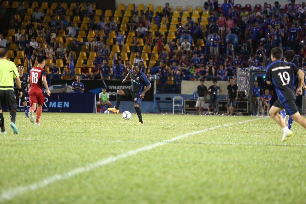 Sự có mặt của Andy Cole trong đội hình giúp cổ vũ tinh thần cho các cầu thủ Clear Men.