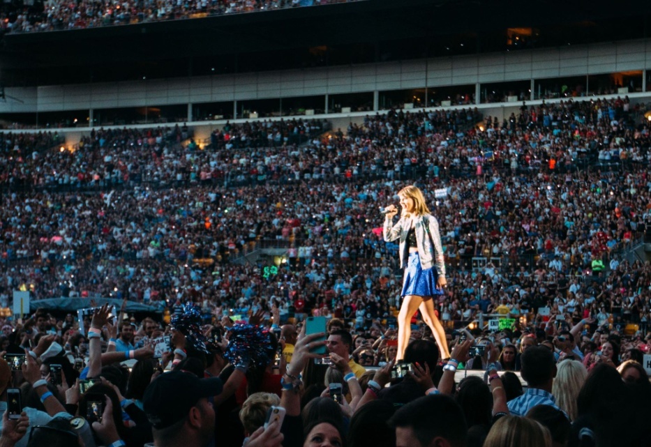 Đằng sau Taylor Swift là một lượng fan hùng hậu và cuồng nhiệt.