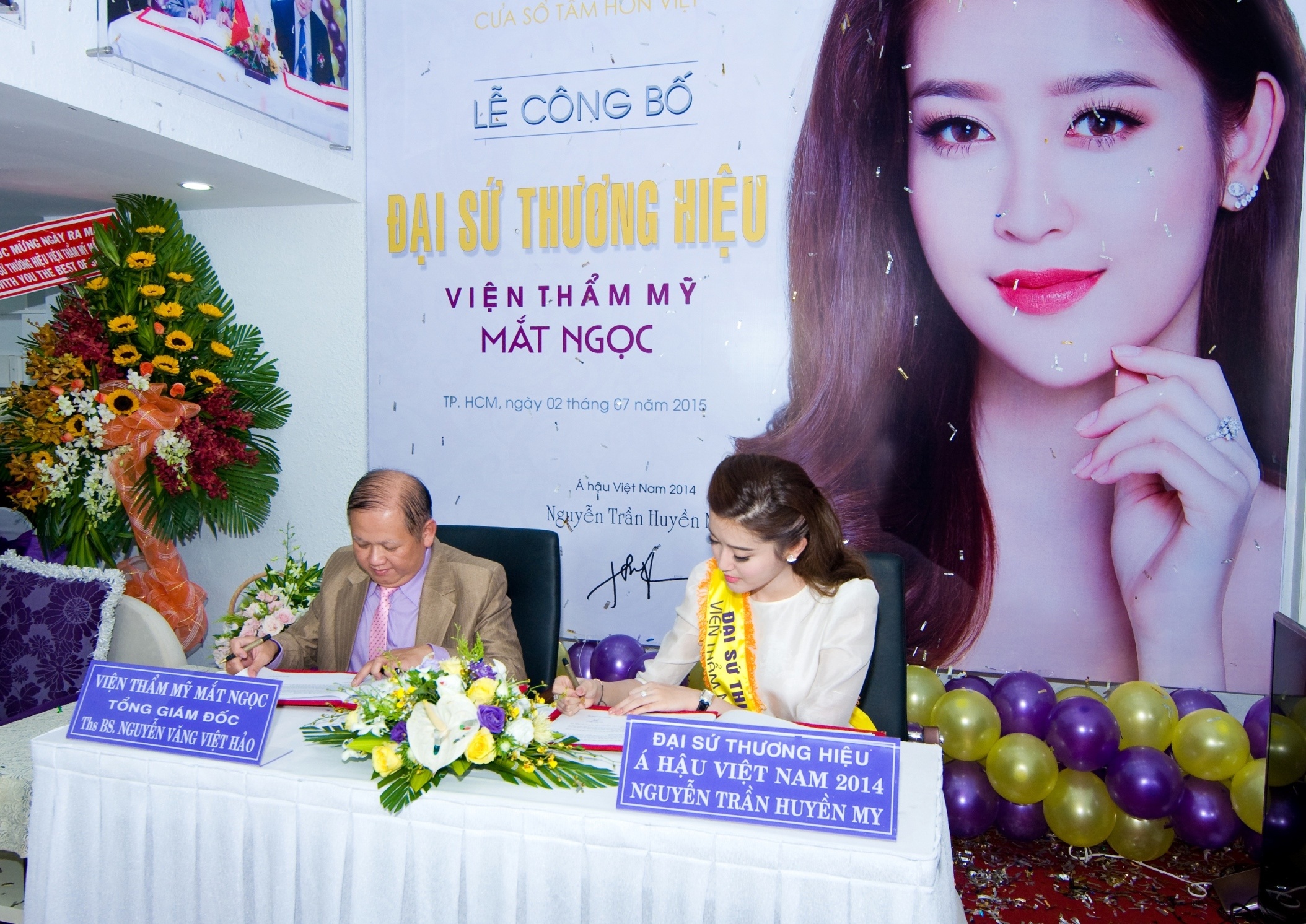 Ths BS.Nguyễn Văng Việt Hảo-Tổng giám đốc VTM Mắt Ngọc cùng Á hậu Việt Nam 2014 Nguyễn Trần Huyền My bên lễ ký kết