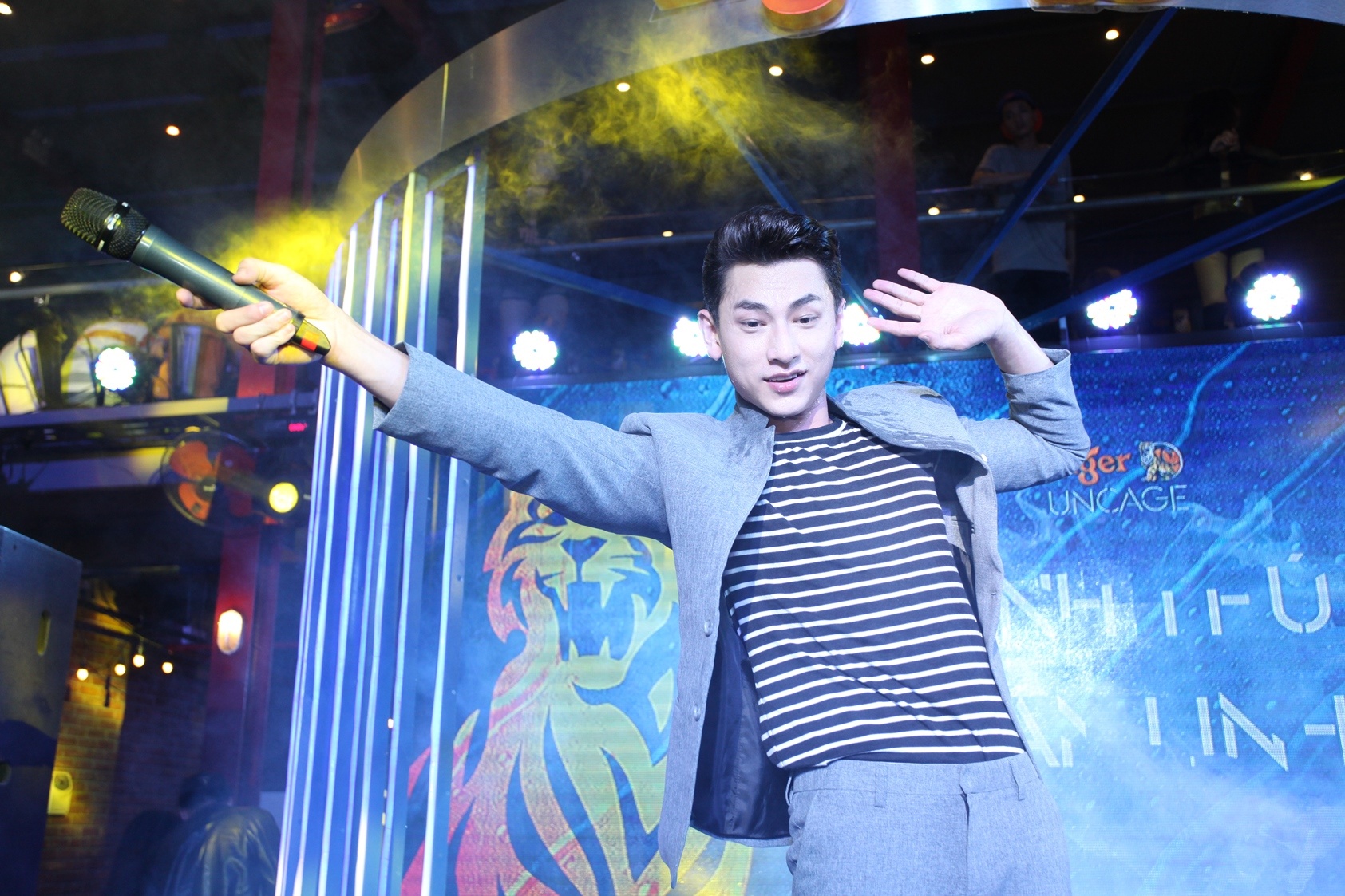 Isaac mang loat hit 'The remix' khuay dong san khau thu do hinh anh