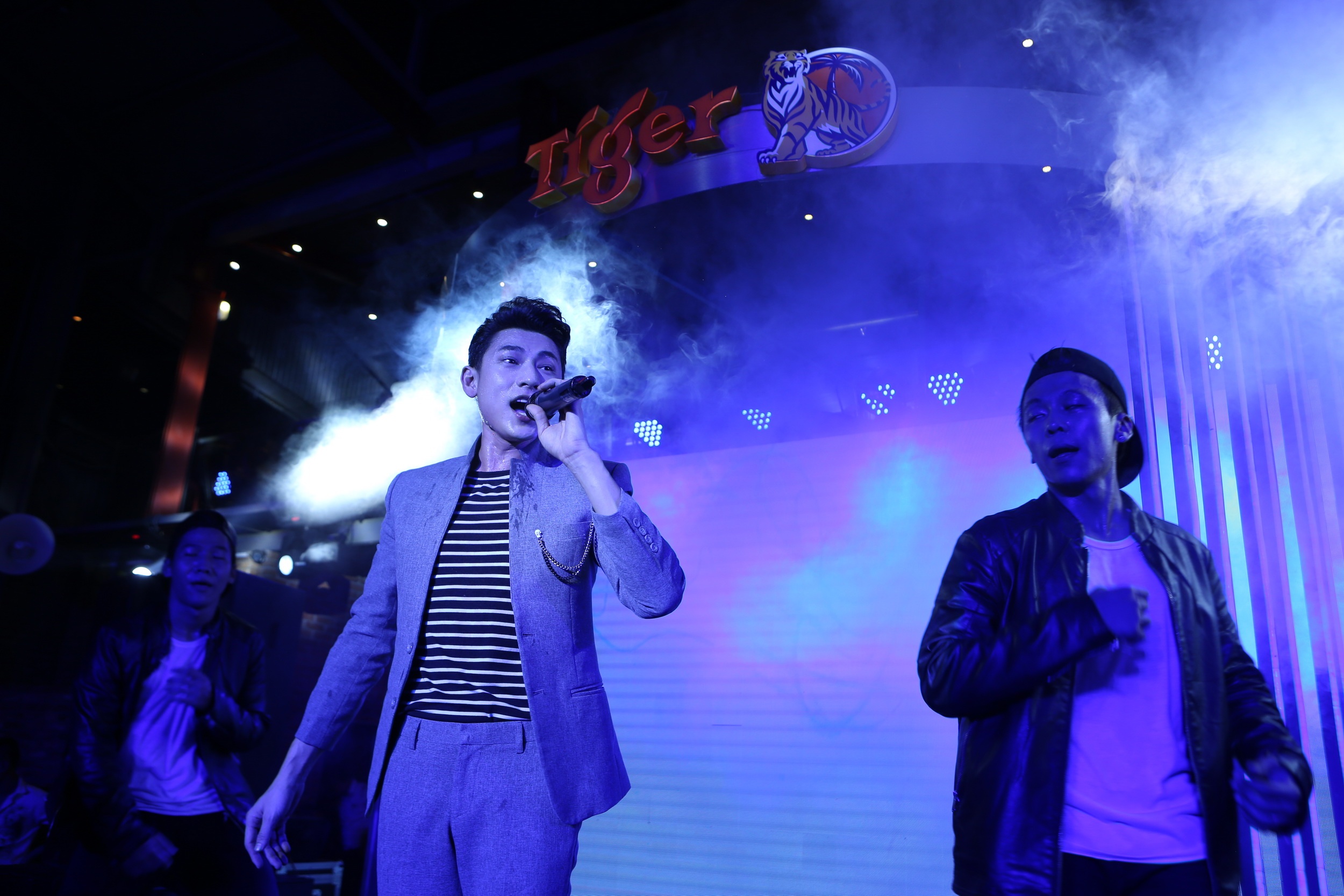 Isaac hóm hỉnh chia sẻ về con đường đến với âm nhạc của mình. Ban đầu, anh học ngành thú y nhưng vì quá đam mê ca hát, nam ca sĩ quyết định rẽ ngang khi chưa hoàn thành chương trình đại học. Sau nhiều nỗ lực, Isaac đã khẳng định chỗ đứng riêng trong lòng người hâm mộ.   