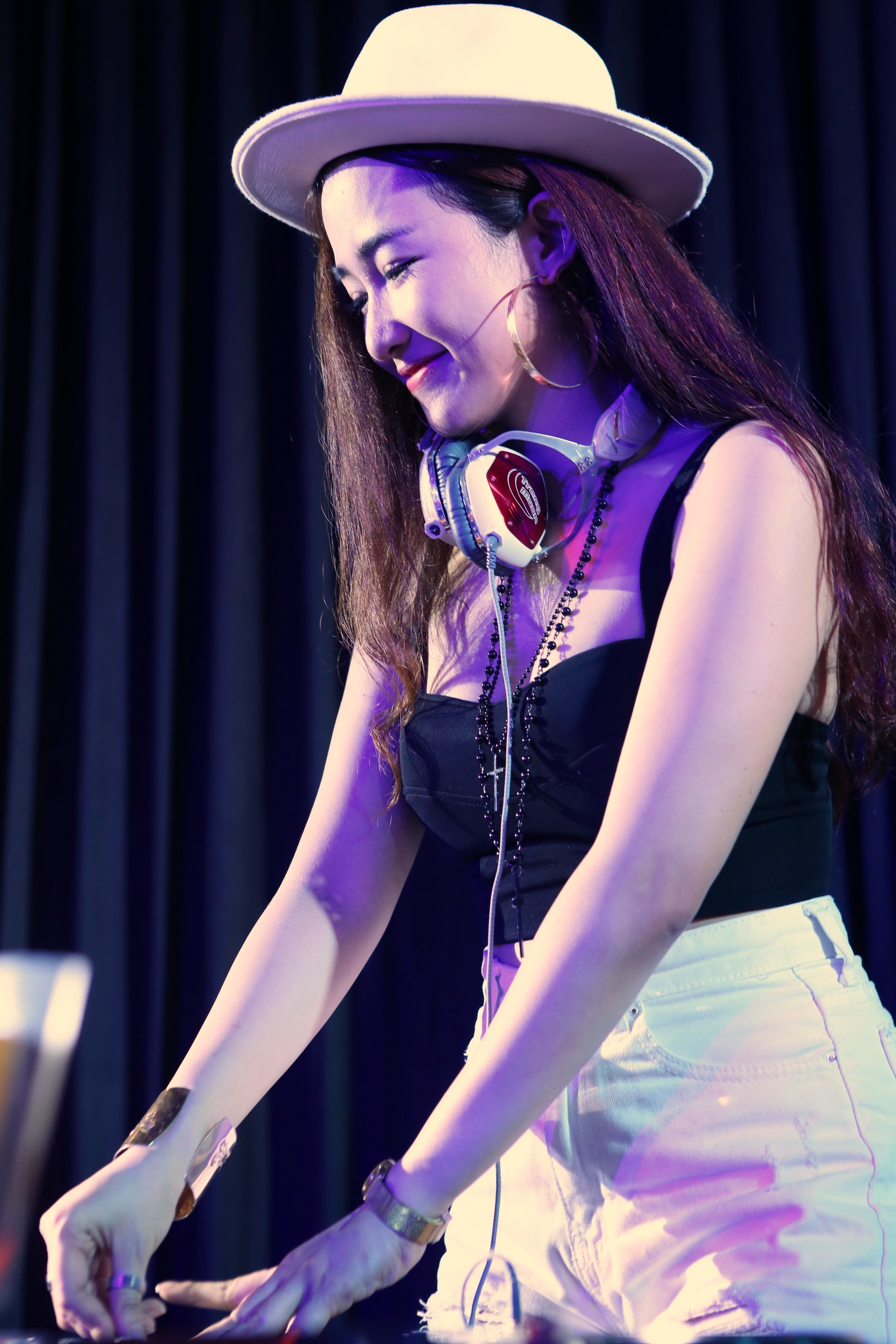 Xuất hiện cùng Á quân The remix còn có nữ DJ xinh đẹp Trang Moon. Phiêu cùng những âm thanh điện tử sôi động, cô nàng mê hoặc các bạn trẻ và khiến mọi người cùng hào hứng nhảy theo mình.   