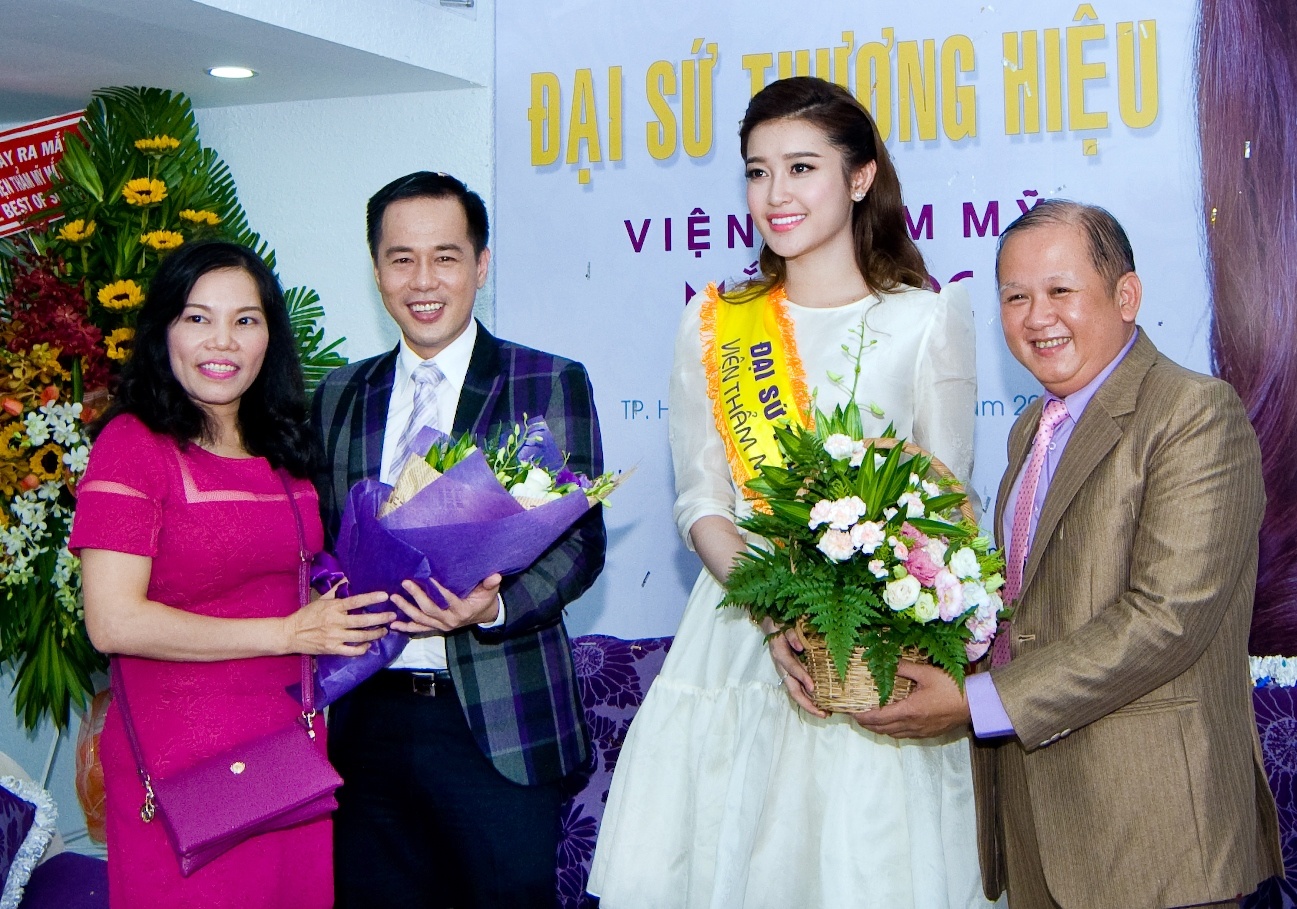 A hau Huyen My rang ro trong vai tro dai su thuong hieu hinh anh