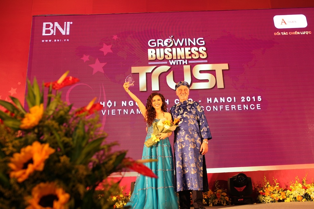 Doanh nhan Ma Dao Ngoc Bich nhan giai cong hien cua BNI hinh anh