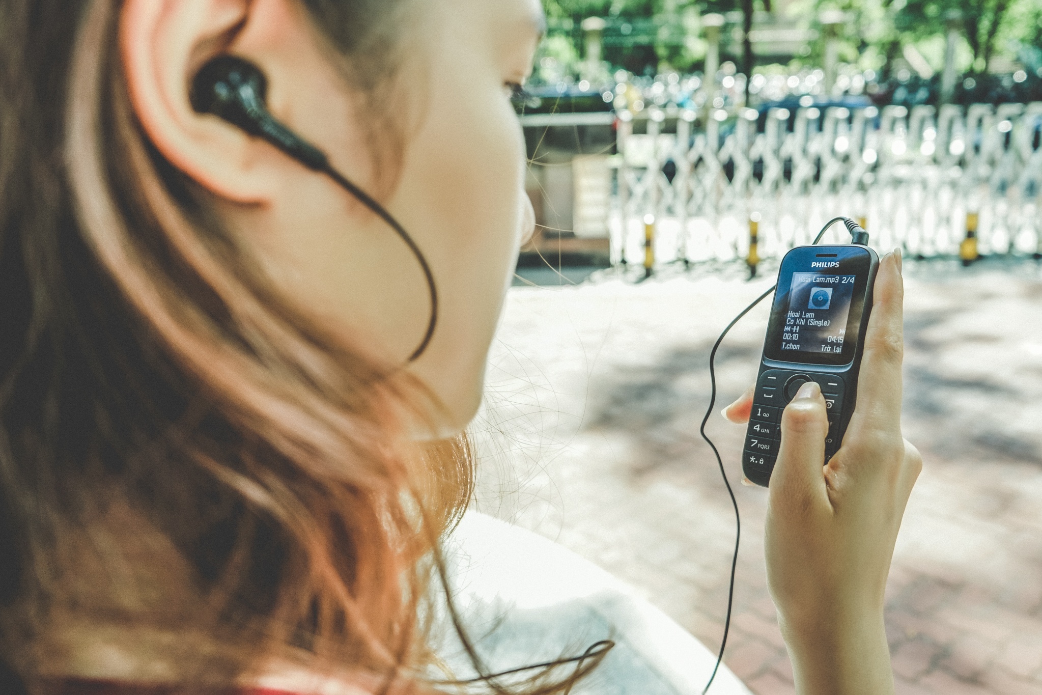 Philips E101: Dien thoai kiem may nghe nhac gia 320.000 dong hinh anh