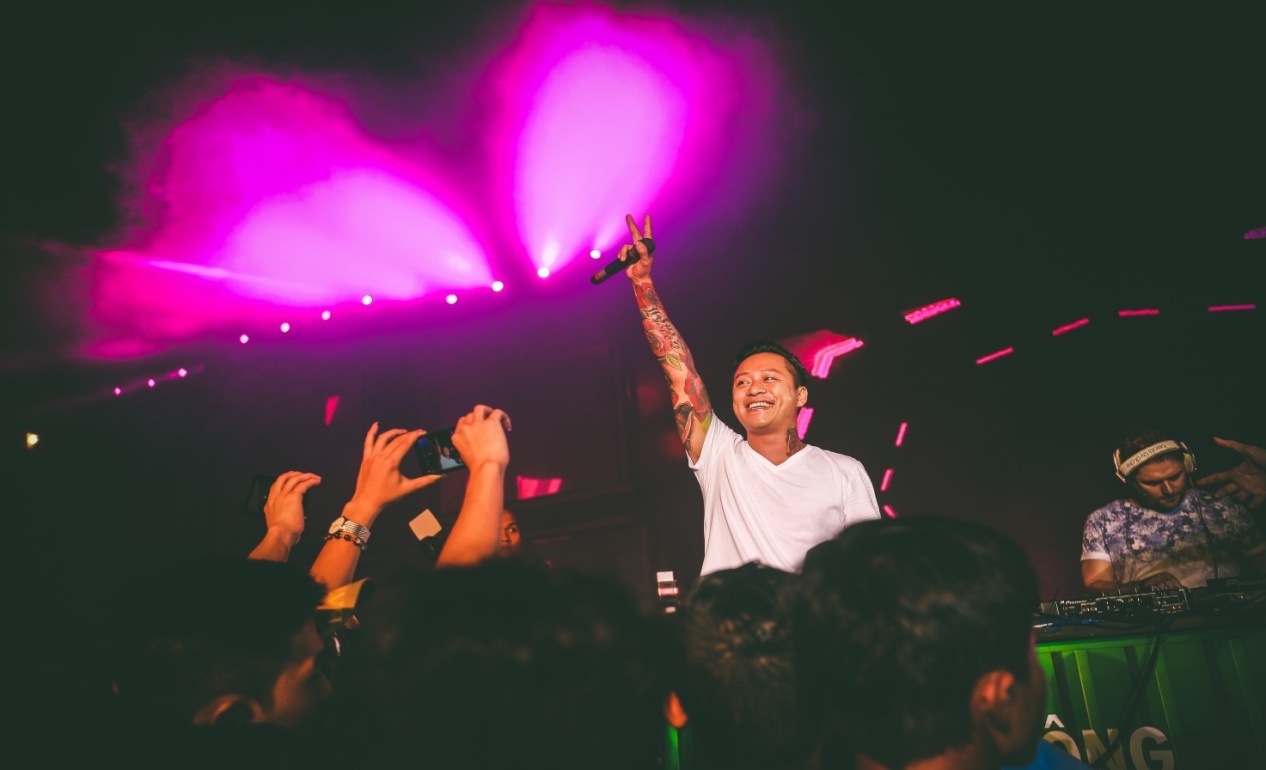 Tuấn Hưng cháy hết mình cùng khán giả trong đại tiệc Khuấy động cuộc vui bóng đá.