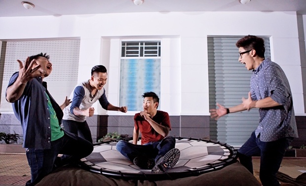 JVevermind, Dưa Leo và Tuấn Hưng giúp Huyme “trốn nhà” đi xem bóng đá.