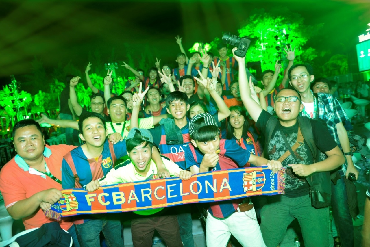 Huyme hòa vào làn sóng fan bóng đá cuồng nhiệt trong đại tiệc Khuấy động cuộc vui bóng đá.