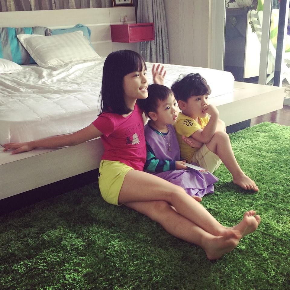 Bố Phan Anh rất cưng ba thiên thần, nhưng nếu bé nào quá bướng cũng bị “cho roi, cho vọt”.