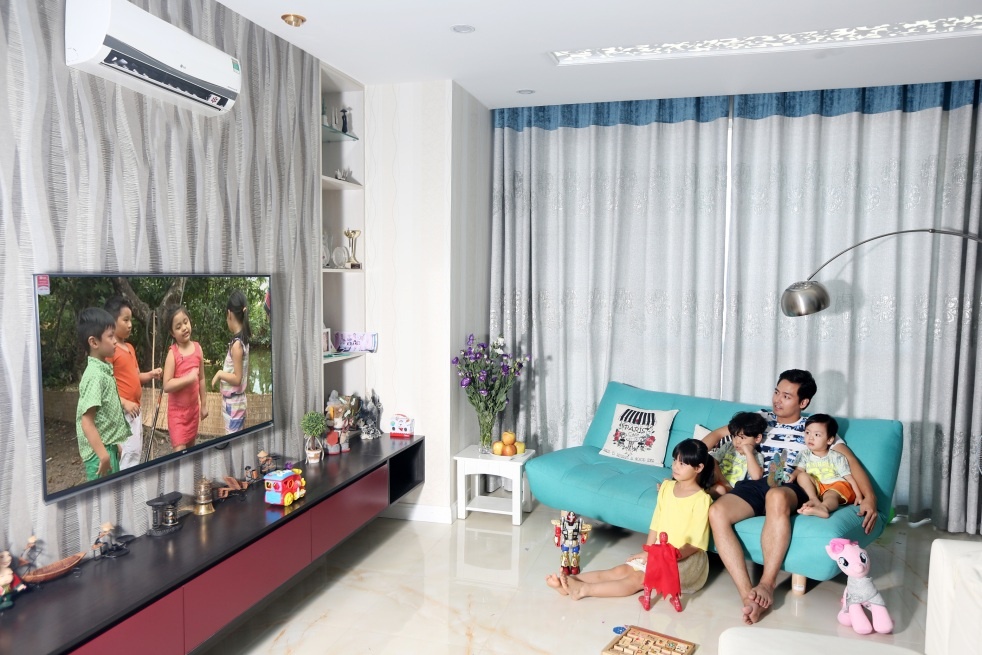 Bố Phan Anh chăm sóc con rất chu đáo, cẩn thận từng chi tiết nhỏ.