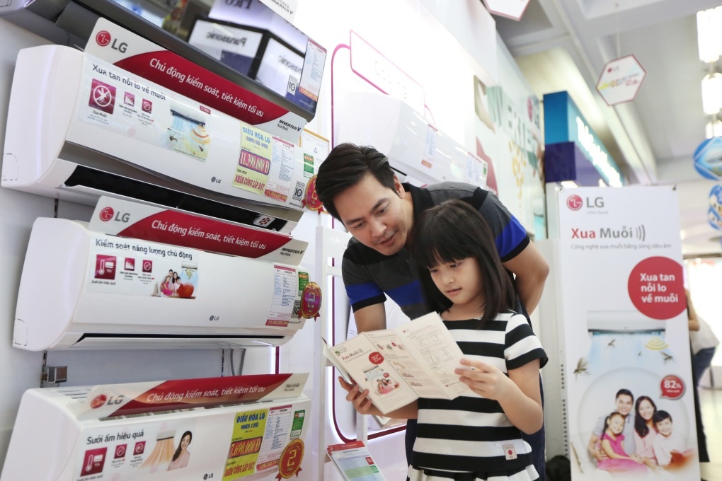 MC Phan Anh cùng con gái lựa chọn dòng điều hòa xua muỗi cho ngôi nhà của gia đình.