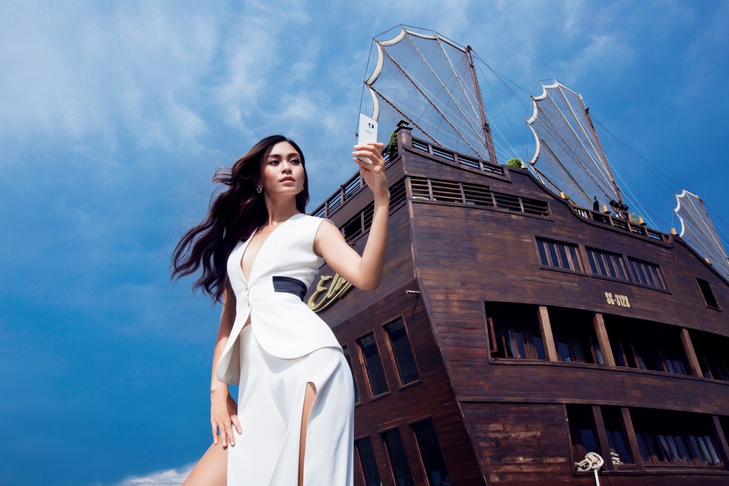 Hanh trinh tu VNTM den san dien quoc te cua Mau Thuy hinh anh