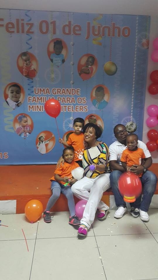 Gia đình nhân viên Movitel hạnh phúc trong Ngày Quốc tế thiếu nhi.