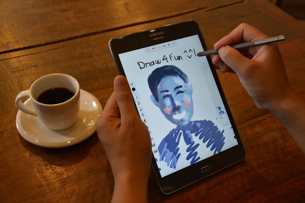 Chủ fanpage Draw 4 Fun nảy ra ý tưởng và vẽ mọi lúc, mọi nơi.