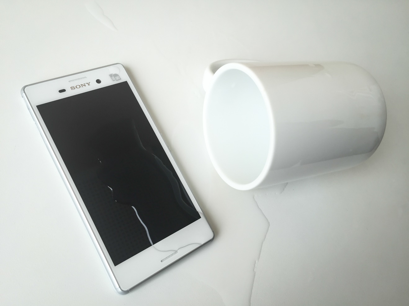 Hãy nhanh chóng sơ cứu cho điện thoại ngay khi bị dính nước.