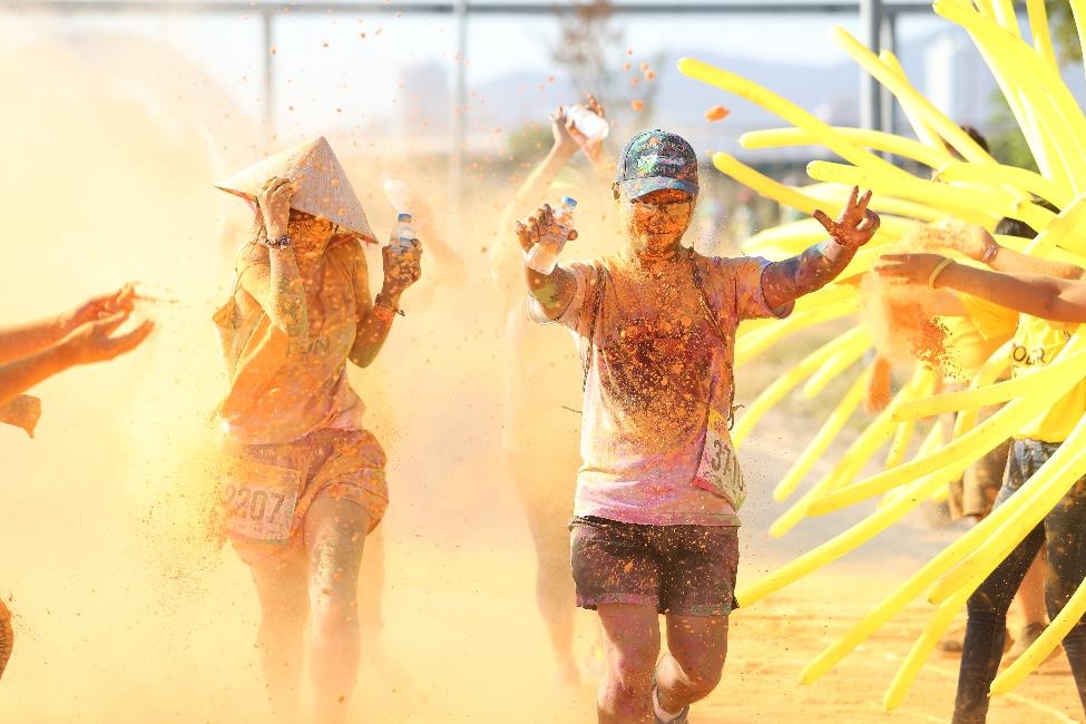 'Color Me Run' Da Nang khac biet voi mau nang luong hinh anh