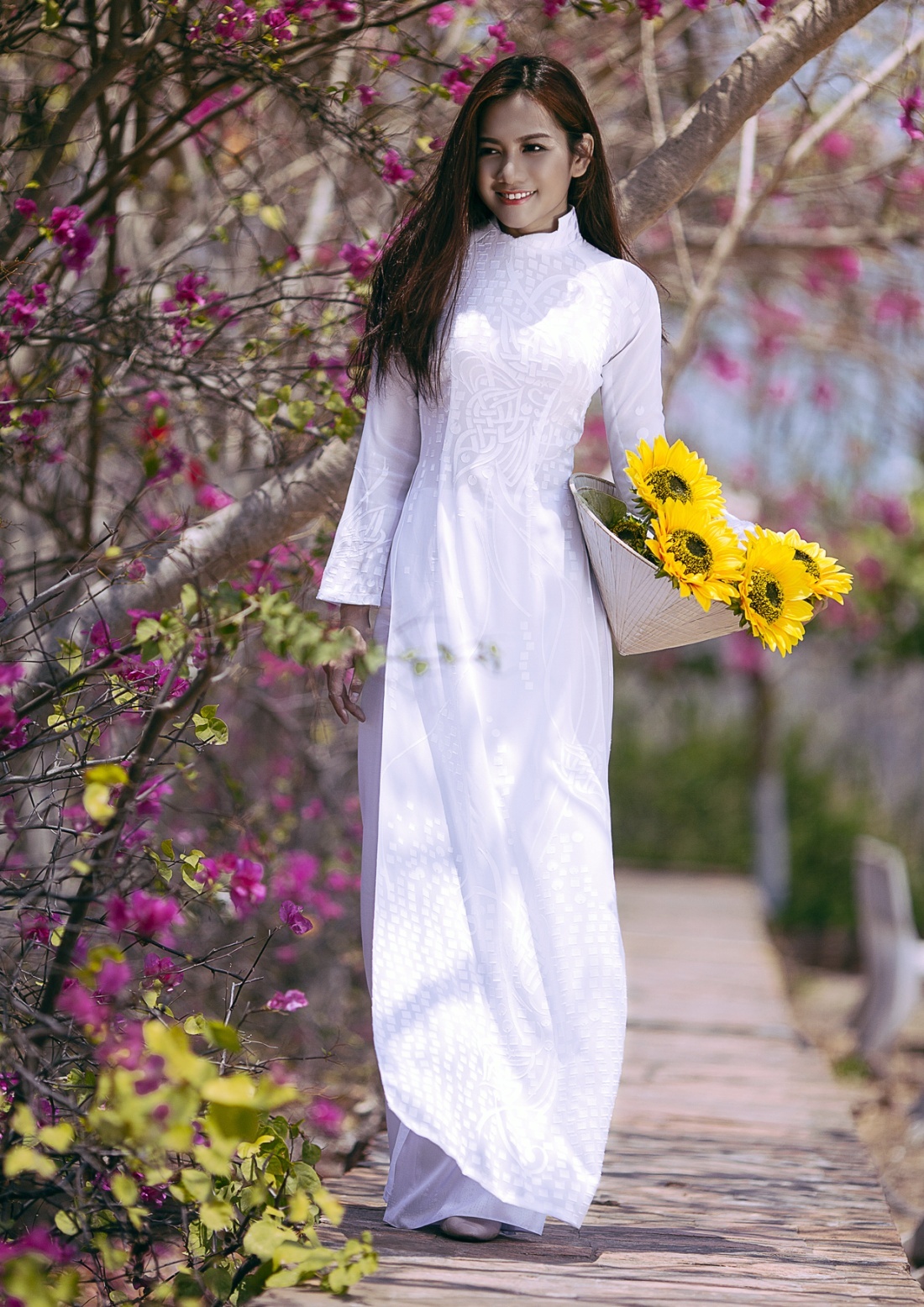 Nếu như năm trước, giai điệu học trò bay bổng là cảm hứng chủ đạo trong bộ sưu tập áo dài nữ sinh, thì năm nay, vẻ đẹp thiên nhiên lại là ý tưởng chính cho các nhà thiết kế.   