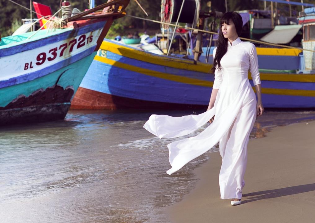 Chất liệu vải thoáng mát và co giãn tôn dáng mà không mang lại cảm giác gò bó, nóng bức cho người mặc.   