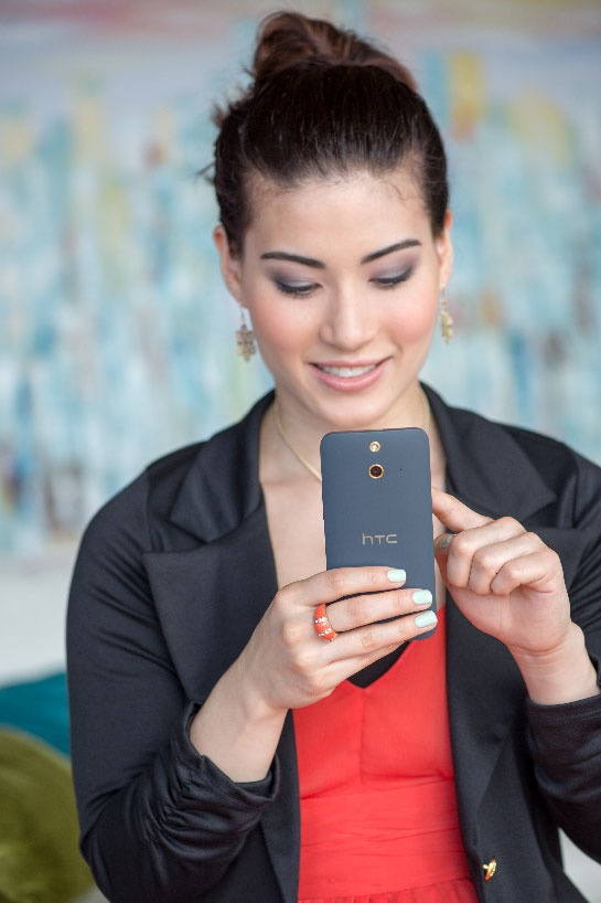 HTC One E8 dual sim tích hợp 2 SIM, 2 sóng.