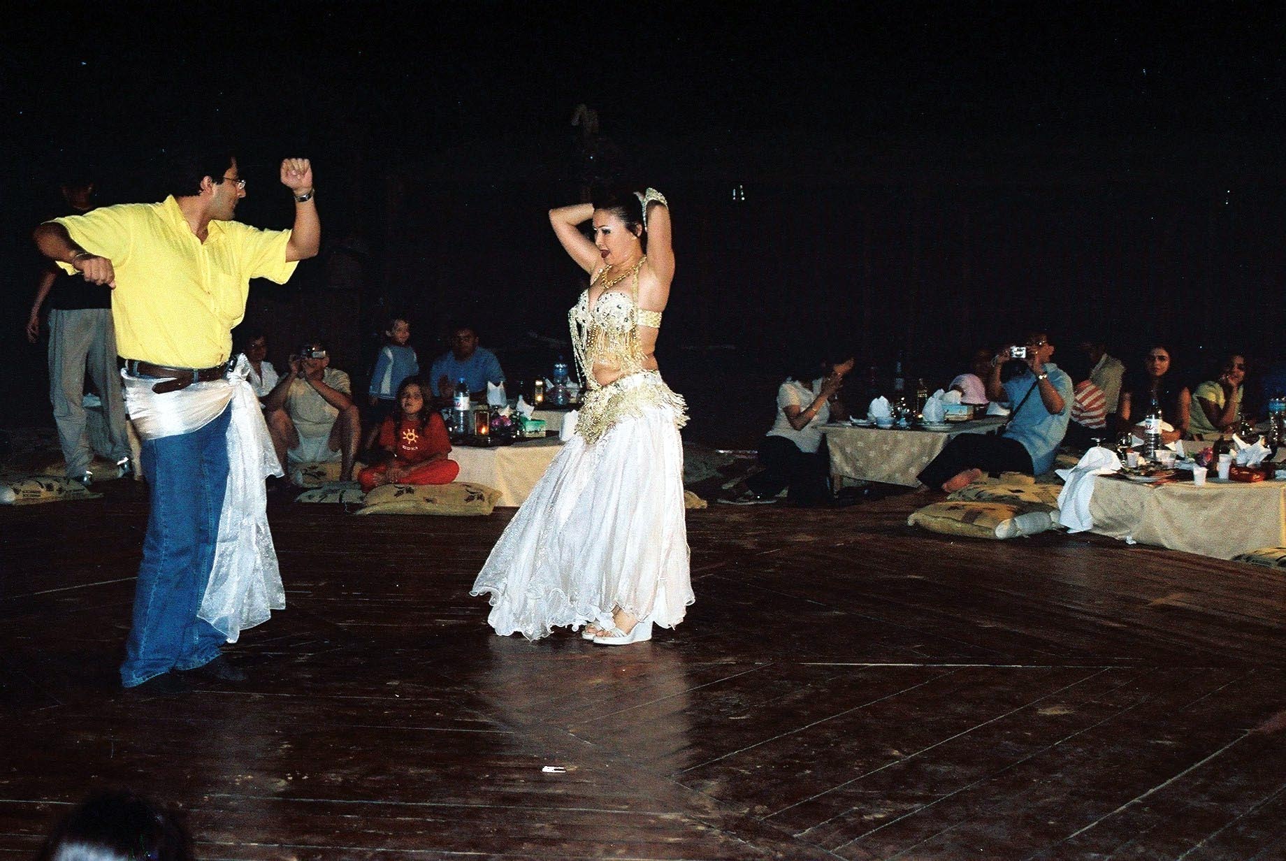 Thưởng thức các món ăn, xem nghệ thuật đặc trưng Arab như: múa bụng, vẽ henna…