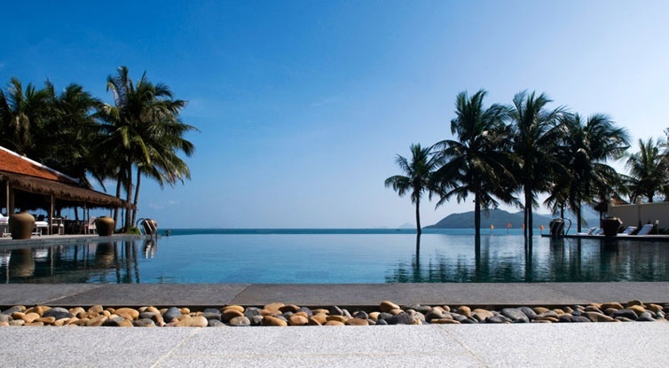 Không gian mát mẻ, lộng gió biển làm hài lòng những du khách khó tính nhất (Ảnh: nhatrangsensetravel.com)