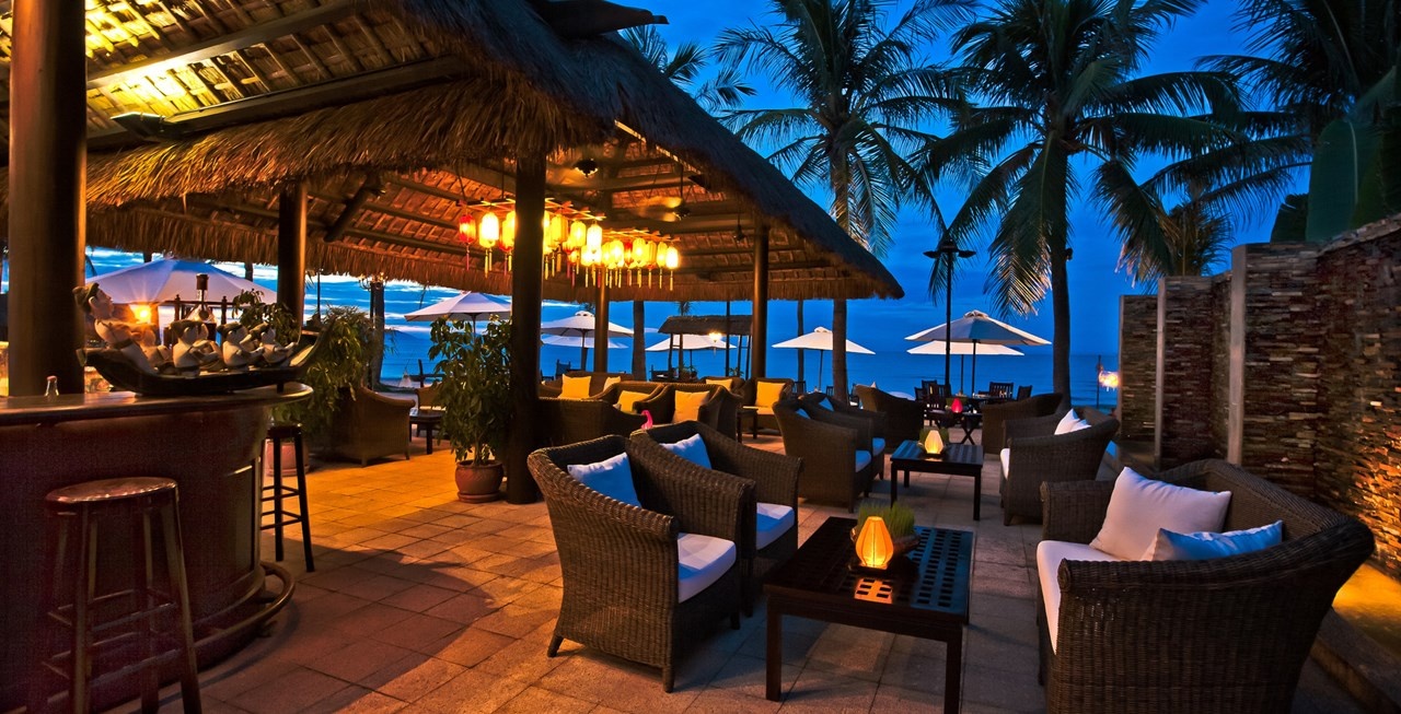 Một góc nhà hàng tại Victoria Hội An Beach Resort & Spa (Ảnh: ninetyeast.co.uk).