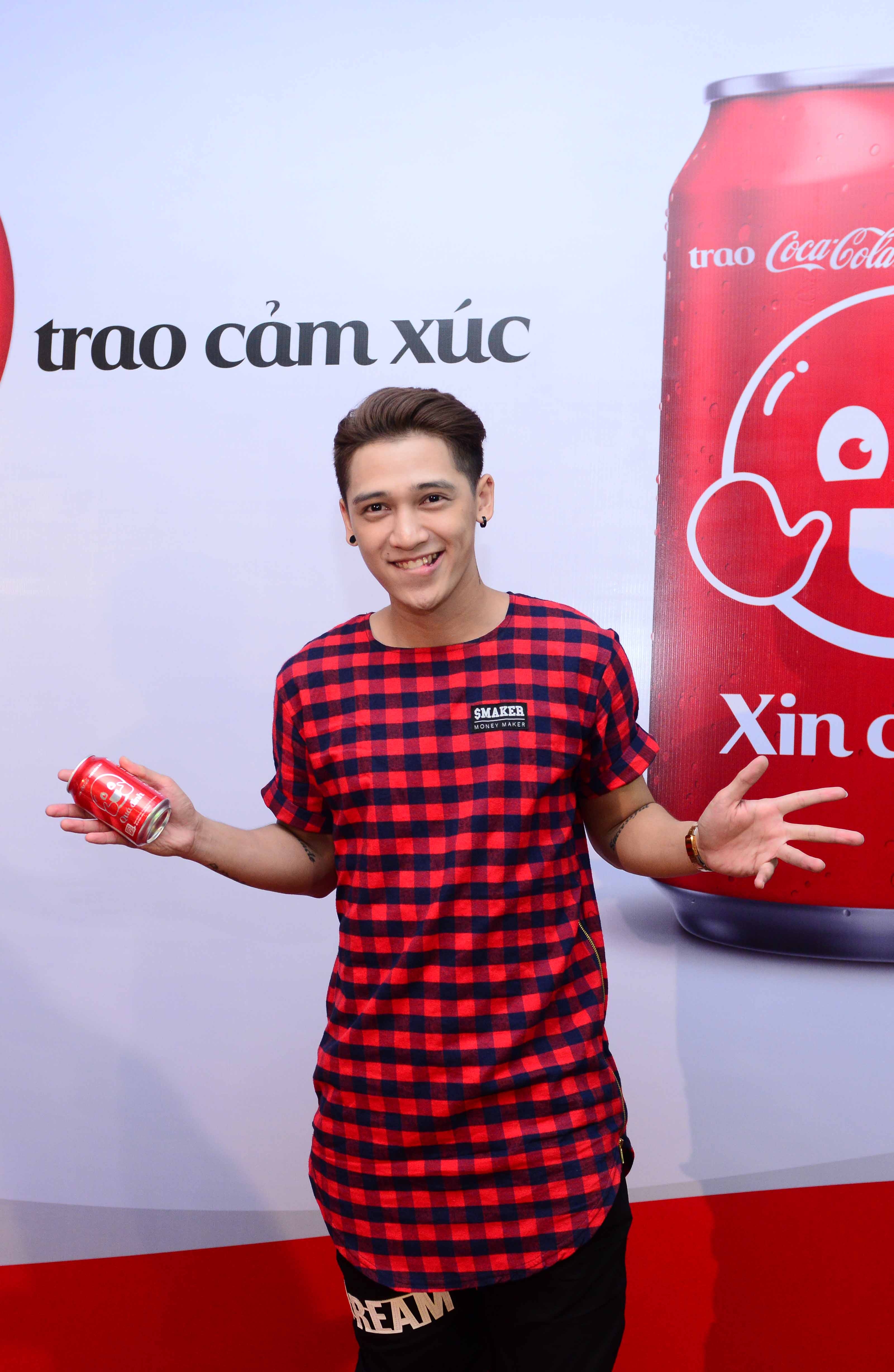 Ca sĩ Tronie cũng nhờ chiến dịch để dành lời cảm ơn các fan của mình với hai biểu tượng “may mắn” và quá đỉnh”. Bên cạnh đó, anh chàng cũng bật mí rằng sẽ chọn biểu tượng “iu” để gửi tặng đến bạn gái mình.