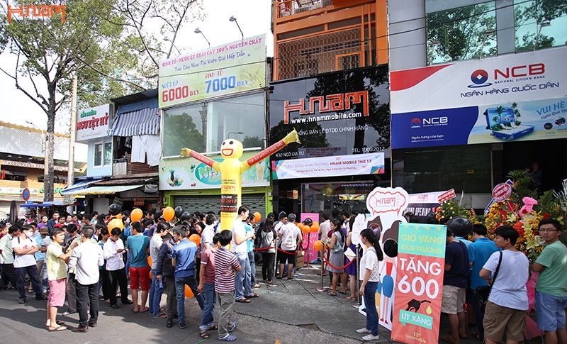 Hàng trăm khách hàng kiên nhẫn đợi đến giờ khai trương lúc 7h, ngày 5/7.