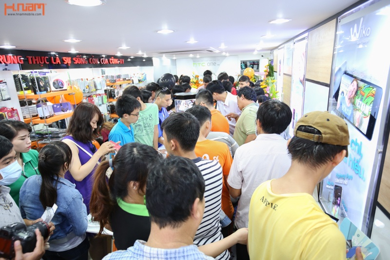 Bên trong cửa hàng không còn chỗ chen chân.