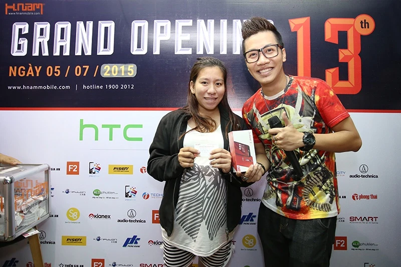 Chị Ngọc Hoa và chiếc Zenfone 2 mua tại Hnam Mobile với giá siêu rẻ.