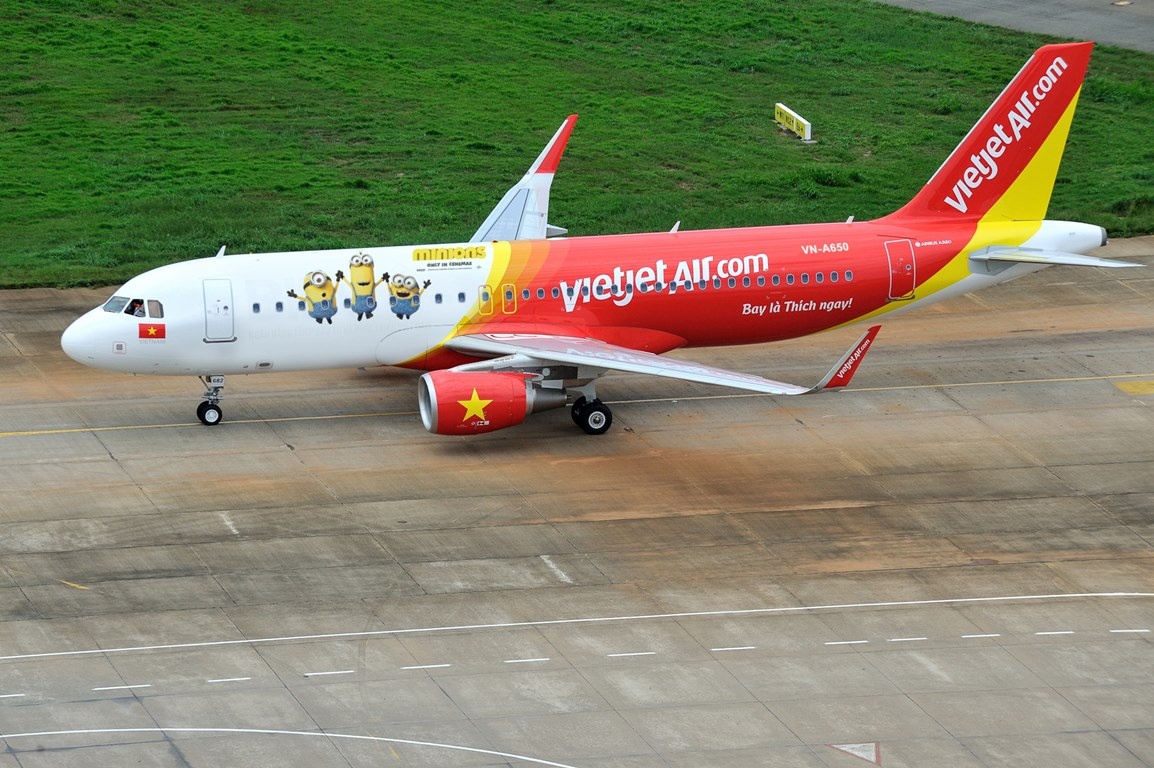 Nhân vật Minions đáng yêu đồng hành cùng Vietjet sẽ mang đến nhiều hứng khởi cho hành khách vào khung giờ vàng khuyến mại “12h rồi, Vietjet thôi”. Hành khách vừa gặp gỡ Minions vui nhộn vừa săn được vé máy bay với giá hấp dẫn.
