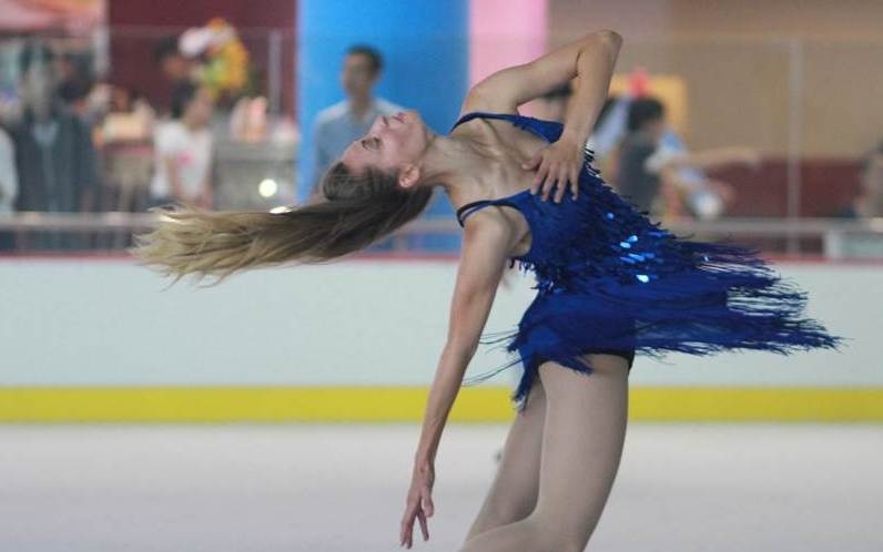 Cô thực hiện động tác xoay và nhảy đặc trưng của môn trượt băng nghệ thuật. Những động tác phức tạp và đẹp mắt khiến người xem trầm trồ