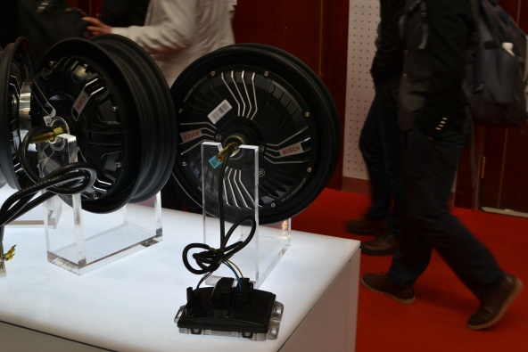 Bánh sau xe dập nổi thương hiệu BOSCH chính là mật mã chính hãng của Mocha