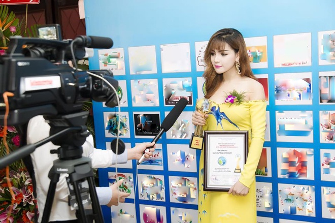 Gương mặt đẹp hoàn hảo của Vy Marya dưới ống kính nhiếp ảnh. Cô nhận được sự quan tâm đặc biệt của giới truyền thông khi xuất hiện trong sự kiện.