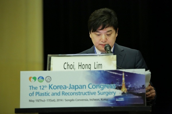 TS. BS. Hong Lim Choi thường xuyên nhận lời mời giảng dạy, báo cáo chuyên đề về kỹ thuật tạo hình mắt trên khắp thế giới