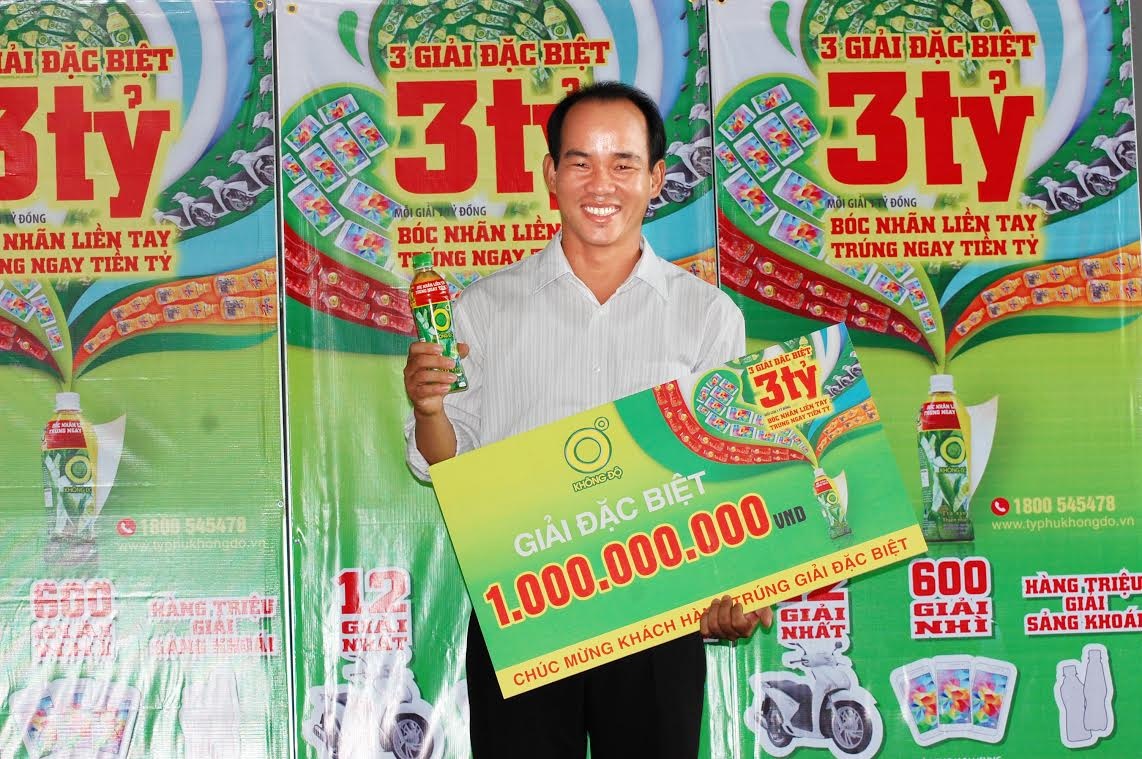 Anh Quốc tươi cười trong ngày nhận giải thưởng <abbr class=