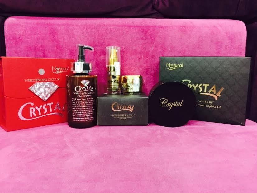 Crystal có nhiều dòng sản phẩm chăm sóc da mặt, toàn thân, giúp làm trắng và duy trì sự mịn màng, hồng hào. Sự đa dạng, phong phú này khiến người dùng có thêm nhiều lựa chọn phù hợp với túi tiền và nhu cầu chăm sóc da.