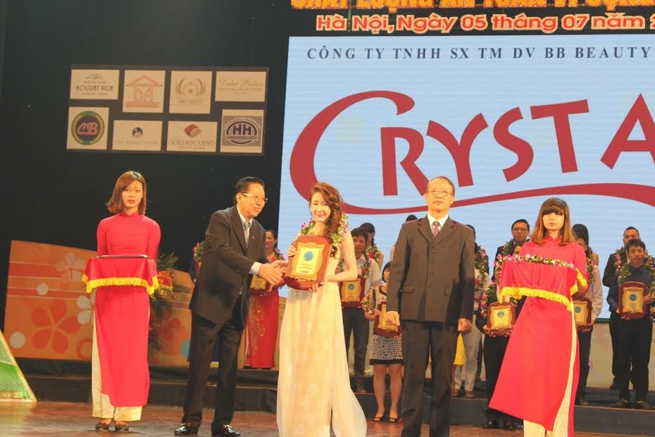 Hot girl Chu Hằng nhận giải thưởng Hàng Việt Nam chất lượng cao cho mỹ phẩm Crystal.