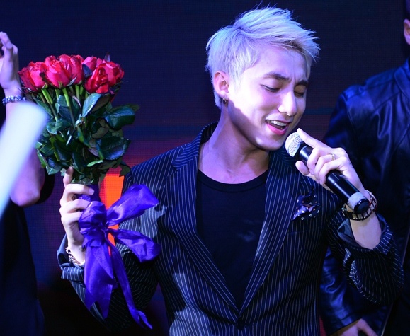 Son Tung M-TP dien vest lich lam khuay dong quan bar hinh anh