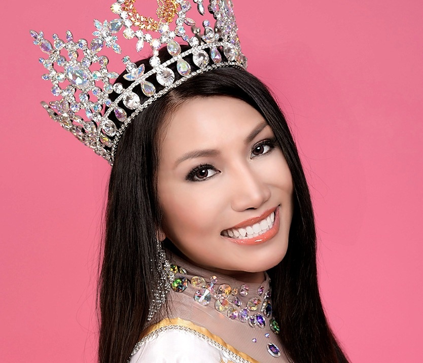 Kelly Trang Tran tu tay thiet ke trang phuc du thi Mrs World hinh anh