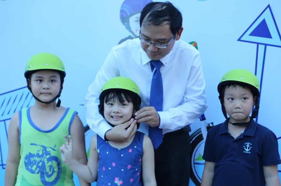 Vi sao nguoi lon khong doi mu bao hiem cho tre con? hinh anh