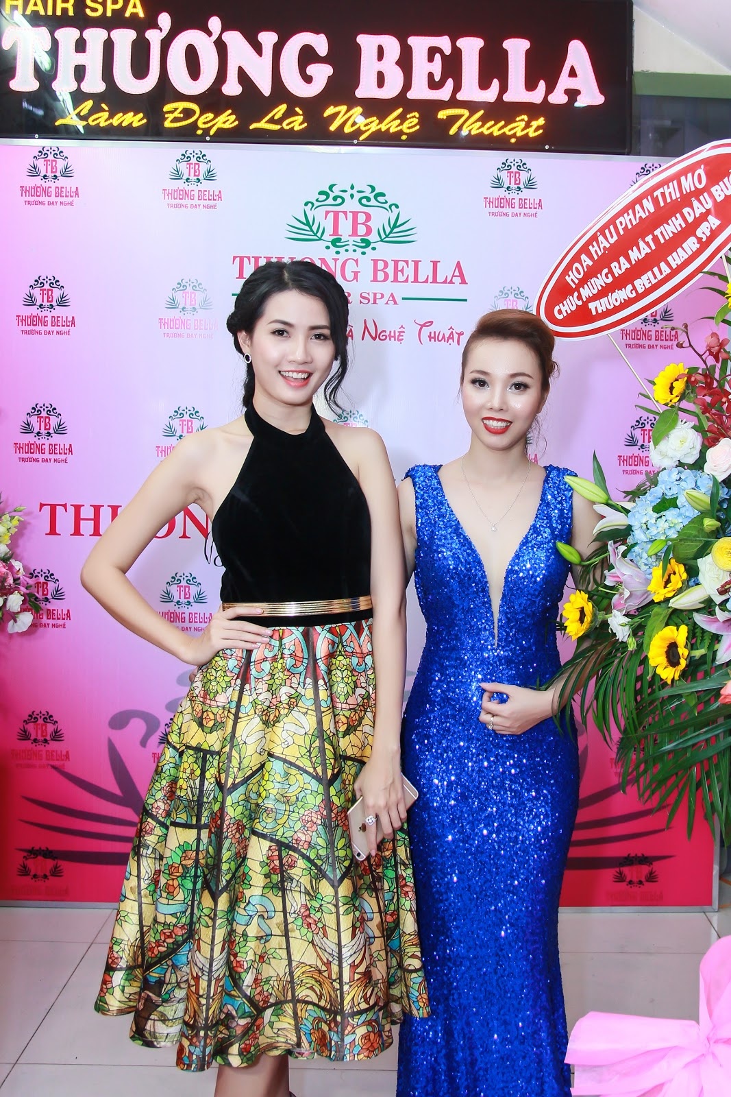 Hoa hậu Phan Thị Mơ cùng chuyên gia tóc Thương Bella trong ngày ra mắt tinh dầu bưởi.