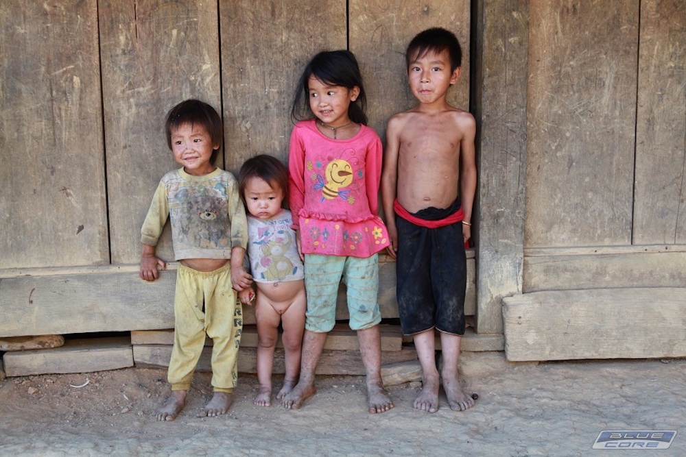 Nụ cười bẽn lẽn, ngại ngùng của các em bé H’mông ở vùng núi cao Tây Bắc.