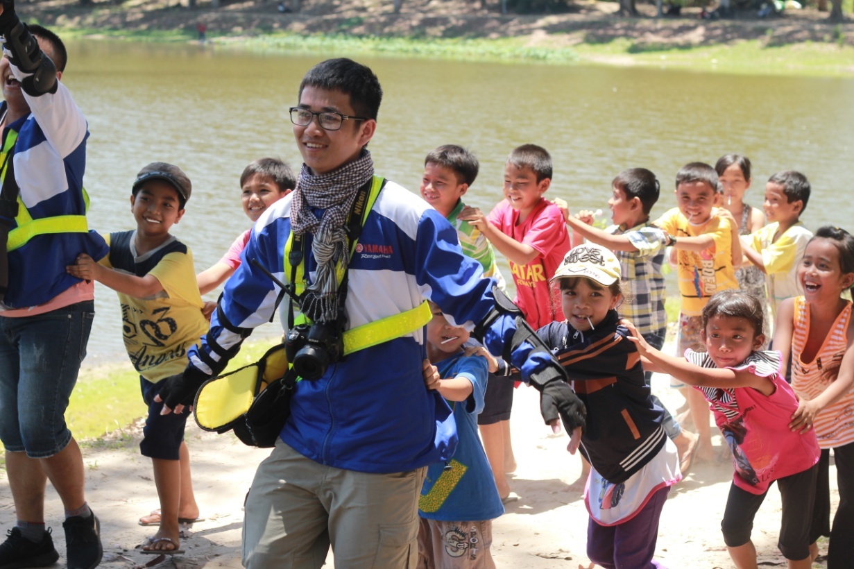  Ngay lần đầu gặp gỡ, các em nhỏ Sóc Trăng nở những nụ cười thân thiện với đoàn Blue Core Touring.