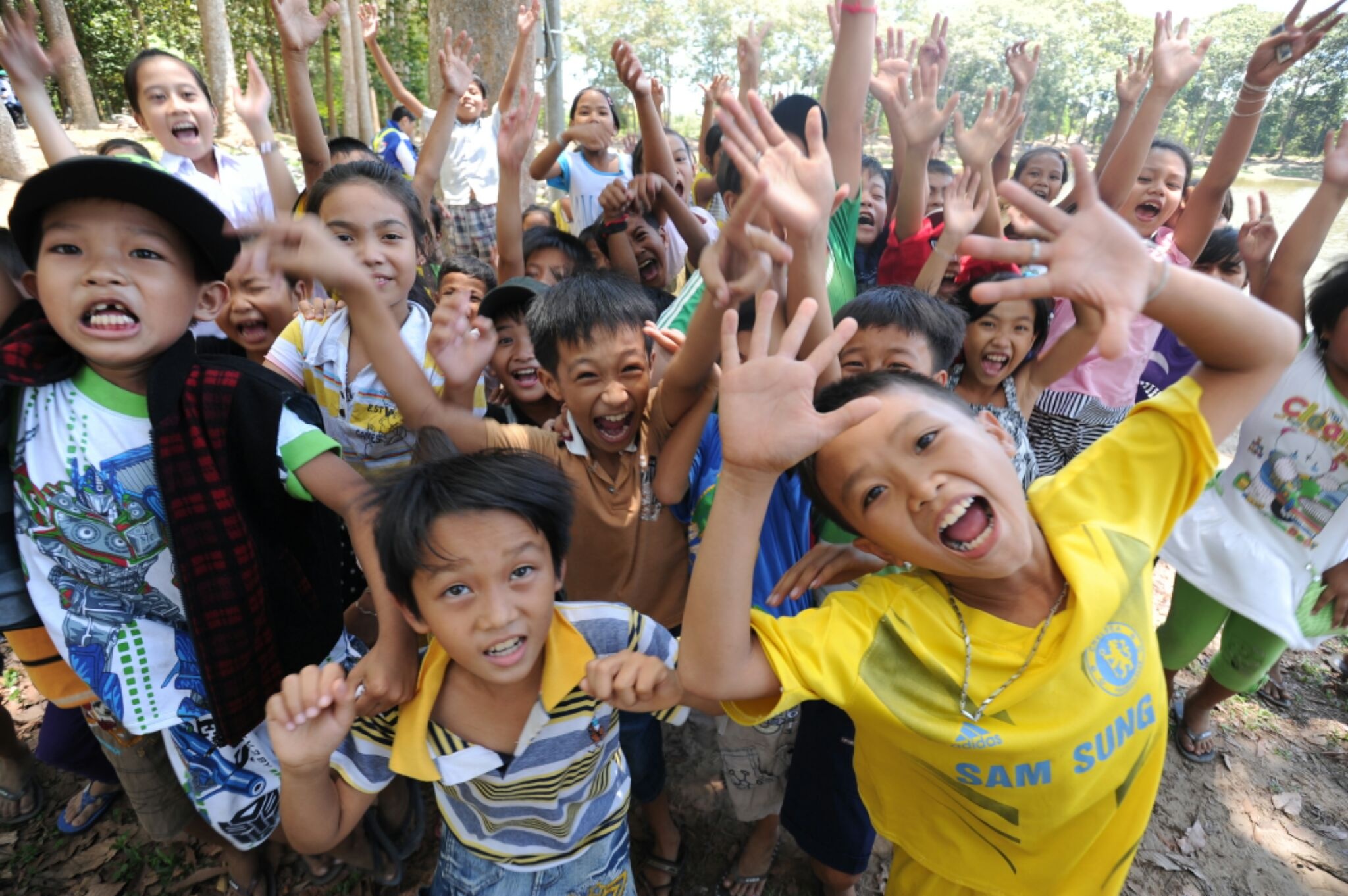 Cuộc sống còn nhiều thiếu thốn nhưng tuổi thơ của các em vẫn tràn ngập niềm vui và nụ cười.