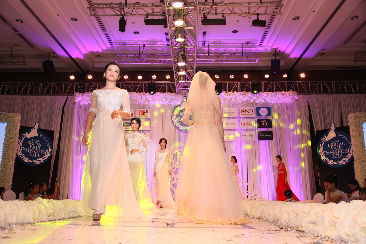 Uu dai 50% cac dich vu cuoi tai Luxury Bridal Fashion Show hinh anh