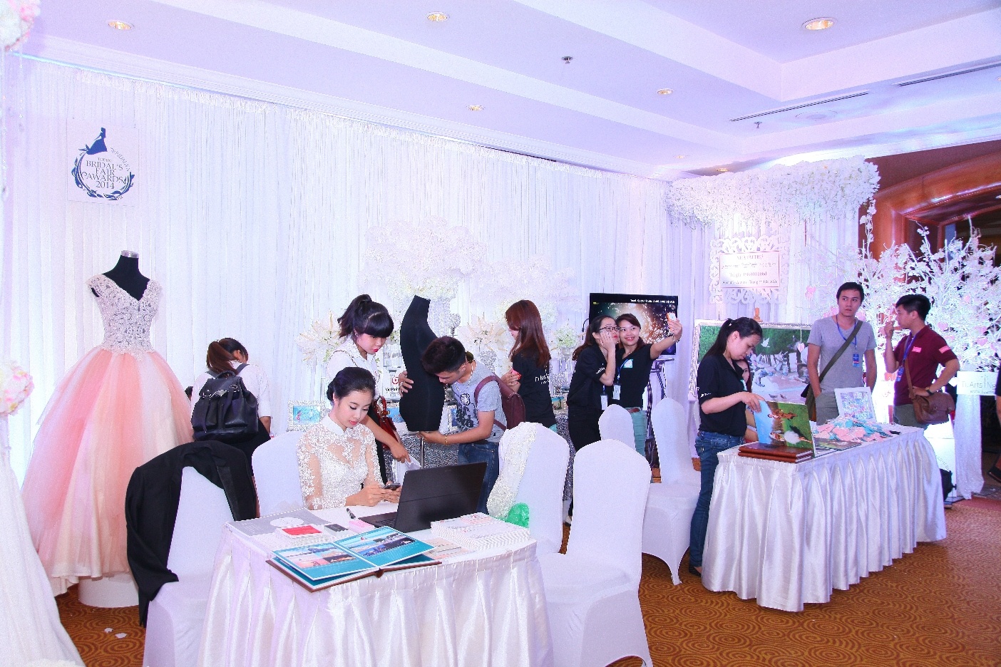 Luxury Bridal Fashion Show ưu đãi đến 50% và nhiều quà tặng hấp dẫn.